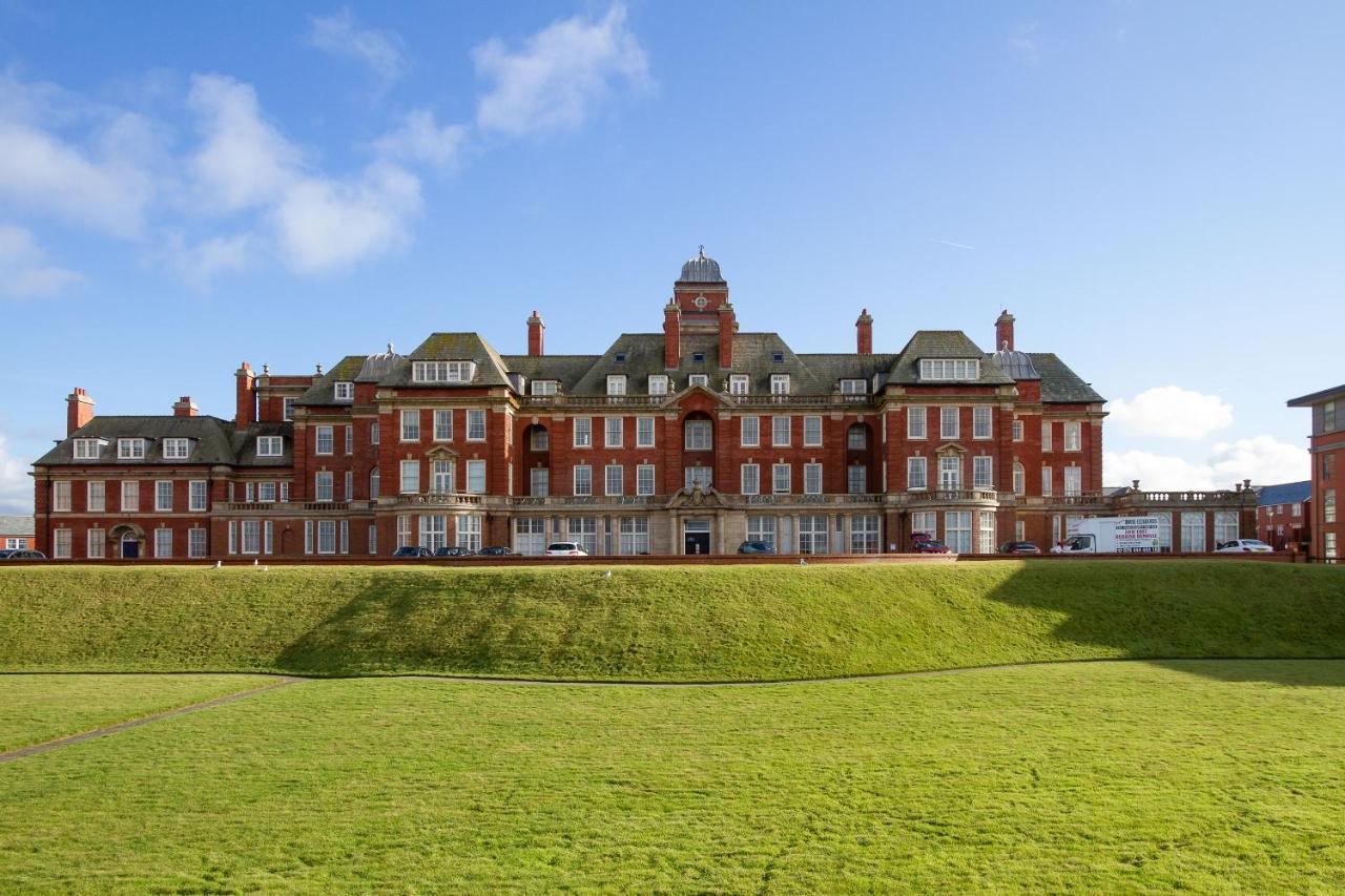 Luxury Ground Floor In Grand North Shore Sea Front Building *